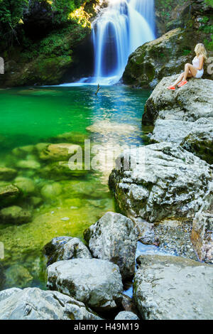 Der 16 Meter hohe Summe Wasserfall in Schlucht Vintgar, in der Nähe von Bled, Slowenien. Stockfoto