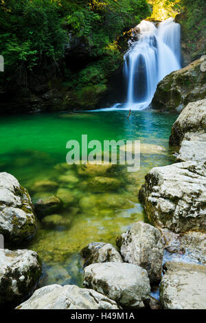 Der 16 Meter hohe Summe Wasserfall in Schlucht Vintgar, in der Nähe von Bled, Slowenien. Stockfoto