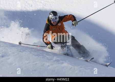 Skifahrer geht im tiefen Schnee, Stockfoto