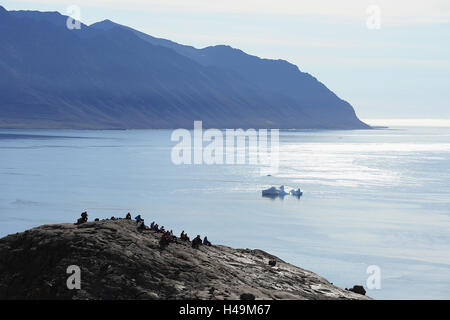 Touristen auf einem Berg, Romer Fjord, Grönland, Arktis, Stockfoto