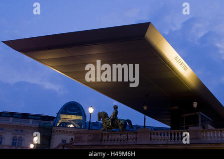 Österreich, Wien, Raum Albertina, bluten Statue der Habsburger Erzherzog Albrecht auf der Albrecht-Rampe vor der Palais Erzherzog Albrecht, "Soravia Wing" von Hans Hollein, 2007, Stockfoto