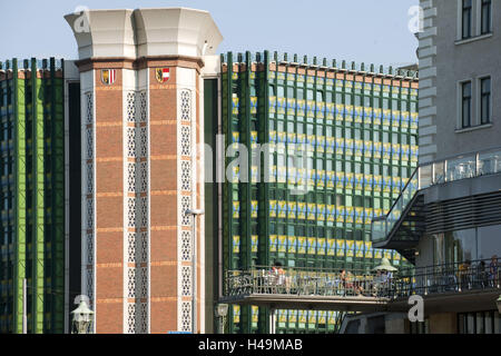 Österreich, Wien, Ecke vordere Zollamtsstrasse / Radetzkystrasse, Bundesministerium für Verkehr, Innovation und Technologie, im Vordergrund das Restaurant Terrasse Urania, Stockfoto