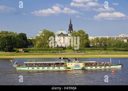 Blick über die Elbe mit Ausflugsschiff auf Neustadt, Japanische Palais und Dreikönigskirche, Dresden, Sachsen, Deutschland, Stockfoto