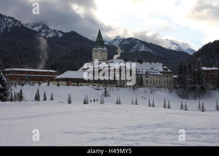 Deutschland, Oberbayern, Schloss Elmau, winter, Bayern, Werdenfels, Landschaft, Berge, Wettersteingebirge, Schnee, Gebäude, Hotel, Schlosshotel, fünf-Sterne-Hotel, Struktur, erneuert, Hauptansicht, Hauptgebäude, Symbol, Tourismus, Hotellerie, Hotelaufenthalt, Urlaub, Unterkunft, Luxus, Wellness, Spa, fünf-Sterne-Hotel, Sterne Hotel, Luxus-Unterkunft, Alpen, Stockfoto