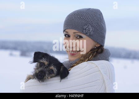 Junge Frau, Hund Welpe, Durchführung, smiling, Blick in die Kamera, Stockfoto