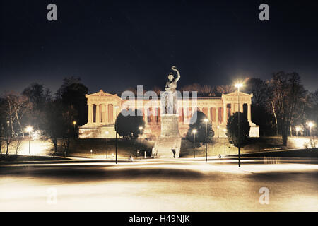 Bayern und Fame Hall auf der Theresienwiese in München in der Nacht, Stockfoto