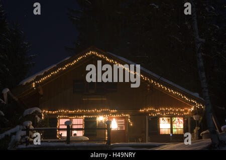 Stahlwerke, beleuchtet, für Weihnachten, Kerze beleuchtet Kundgebungen, außerhalb, Nacht, winter, Weihnachten, Yule Flut, Holzhaus, Holzhütte, Schnee, Licht, Beleuchtung, Stimmung, Idylle, Fenster, Licht, bewohnt, atmosphärisch, Dunkelheit, Abend, Berghütte, Stockfoto