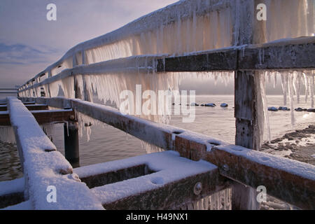 Baden Steg am Strand der Ostsee Spa Rettin, frostigen Wintertag, Stockfoto