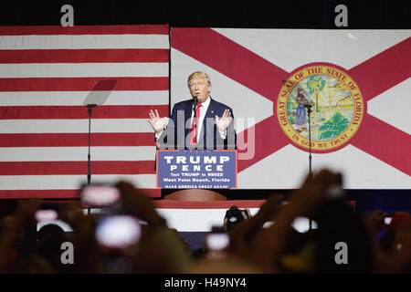 West Palm Beach, Florida, USA. 13. Oktober 2016. Donald J Trump im Gespräch mit Fans bei seiner Kampagne-Kundgebung am 13. Oktober 2016 auf dem South Florida Messegelände in West Palm Beach Florida Credit: The Foto Zugang/Alamy Live News Stockfoto