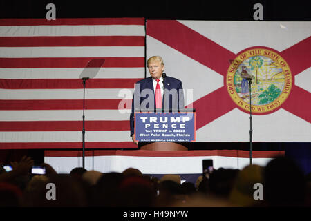 West Palm Beach, Florida, USA. 13. Oktober 2016. Donald J Trump im Gespräch mit Fans bei seiner Kampagne-Kundgebung am 13. Oktober 2016 auf dem South Florida Messegelände in West Palm Beach Florida Credit: The Foto Zugang/Alamy Live News Stockfoto