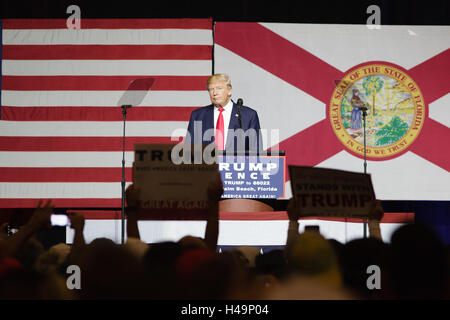 West Palm Beach, Florida, USA. 13. Oktober 2016. Donald J Trump im Gespräch mit Fans bei seiner Kampagne-Kundgebung am 13. Oktober 2016 auf dem South Florida Messegelände in West Palm Beach Florida Credit: The Foto Zugang/Alamy Live News Stockfoto