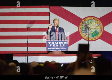 West Palm Beach, Florida, USA. 13. Oktober 2016. Donald J Trump im Gespräch mit Fans bei seiner Kampagne-Kundgebung am 13. Oktober 2016 auf dem South Florida Messegelände in West Palm Beach Florida Credit: The Foto Zugang/Alamy Live News Stockfoto