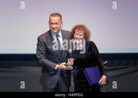 Rom, Italien. 13. Oktober 2016. US-amerikanischer Schauspieler Tom Hanks von Claudia Cardinale erhält Auszeichnung für Ihr Lebenswerk auf der 11. Rome Film Festival Credit: Gennaro Leonardi/Alamy Live News Stockfoto