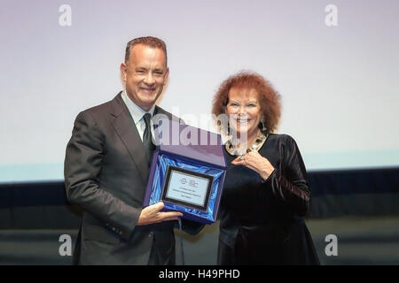 Rom, Italien. 13. Oktober 2016. US-amerikanischer Schauspieler Tom Hanks von Claudia Cardinale erhält Auszeichnung für Ihr Lebenswerk auf der 11. Rome Film Festival Credit: Gennaro Leonardi/Alamy Live News Stockfoto