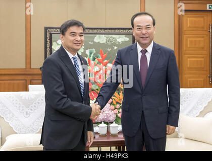 Chongqing. 14. Oktober 2016. Sun Zhengcai (R), Mitglied des Politbüros des Zentralkomitees der kommunistischen Partei von China (CPC) und Leiter des CPC Chongqing Municipal Committee, trifft sich mit Abhisit Vejjajiva, Führer der Demokratischen Partei Thailands und ehemaligen thailändischen Ministerpräsidenten in Chongqing, Südwest-China, 13. Oktober 2016. Abhisit Vejjajiva wurde in Chongqing, "The Party und die Welt-2016" Forum von Donnerstag bis Samstag zu besuchen. © Xinhua/Alamy Live-Nachrichten Stockfoto