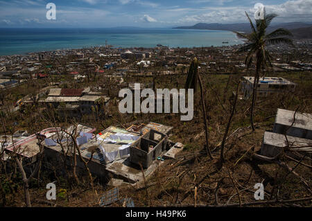 JEREMIE, Haiti. 11. Oktober 2016. Bild zur Verfügung gestellt von der Stabilisierungsmission der Vereinten Nationen in Haiti (MINUSTAH) zeigt einen Blick auf den Trümmern verursacht durch Hurrikan Matthew in Jeremie, Haiti, 11. Oktober 2016. Eine Woche nach Matthäus Angriff, wurden internationale Hilfsorganisationen, die haitianische Regierung und den Opfern verbinden Hände um Normalität wiederherzustellen und die massiven Schäden in Jeremie zu reparieren. © Logan Abassi/UN/MINUSTAH/Xinhua/Alamy Live-Nachrichten Stockfoto