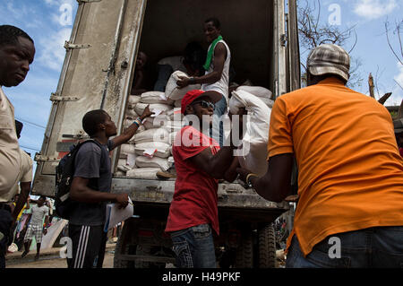 JEREMIE, Haiti. 11. Oktober 2016. Bild zur Verfügung gestellt von der Stabilisierungsmission der Vereinten Nationen in Haiti (MINUSTAH) zeigt haitianische Beamte, die Aufsicht über die Verteilung von Nahrungsmitteln in Jeremie, Haiti, 11. Oktober 2016. Eine Woche nach Hurrikan Matthew Angriff, wurden internationale Hilfsorganisationen, die haitianische Regierung und den Opfern verbinden Hände um Normalität wiederherzustellen und die massiven Schäden in Jeremie zu reparieren. © Logan Abassi/UN/MINUSTAH/Xinhua/Alamy Live-Nachrichten Stockfoto