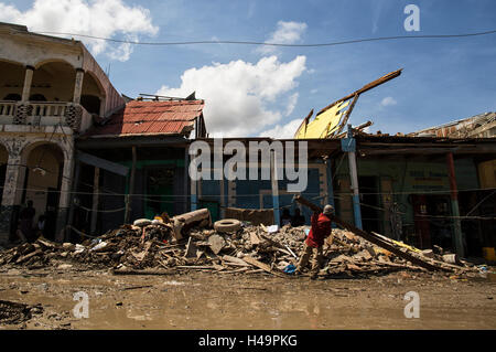 JEREMIE, Haiti. 11. Oktober 2016. Bild zur Verfügung gestellt von der Stabilisierungsmission der Vereinten Nationen in Haiti (MINUSTAH) zeigt eine lokale Wohnsitz Aufräumen der Trümmer, verursacht durch Hurrikan Matthew in Jeremie, Haiti, 11. Oktober 2016. Eine Woche nach Matthäus Angriff, wurden internationale Hilfsorganisationen, die haitianische Regierung und den Opfern verbinden Hände um Normalität wiederherzustellen und die massiven Schäden in Jeremie zu reparieren. © Logan Abassi/UN/MINUSTAH/Xinhua/Alamy Live-Nachrichten Stockfoto