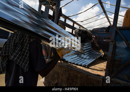 JEREMIE, Haiti. 11. Oktober 2016. Bild zur Verfügung gestellt von der Stabilisierungsmission der Vereinten Nationen in Haiti (MINUSTAH) zeigt Anwohner entladen Baustoffe für Reconsturction des Gemeinwesens durch Hurrikan Matthew in Jeremie, Haiti, 11. Oktober 2016 zerstört. Eine Woche nach Matthäus Angriff, wurden internationale Hilfsorganisationen, die haitianische Regierung und die Opfer Hände, um die massiven Schäden in Jeremie reparieren beitreten. © Logan Abassi/UN/MINUSTAH/Xinhua/Alamy Live-Nachrichten Stockfoto