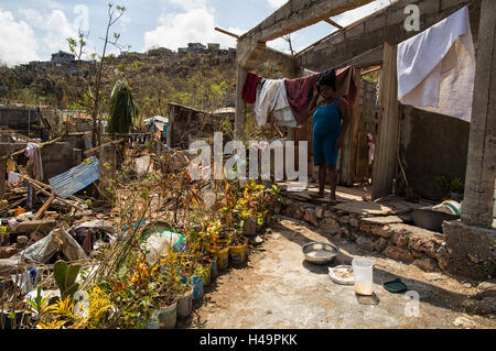 JEREMIE, Haiti. 11. Oktober 2016. Bild zur Verfügung gestellt von der Stabilisierungsmission der Vereinten Nationen in Haiti (MINUSTAH) zeigt ein Anwohner beobachtete den Trümmern verursacht durch Hurrikan Matthew in Jeremie, Haiti, 11. Oktober 2016. Eine Woche nach Matthäus Angriff, wurden internationale Hilfsorganisationen, die haitianische Regierung und den Opfern verbinden Hände um Normalität wiederherzustellen und die massiven Schäden in Jeremie zu reparieren. © Logan Abassi/UN/MINUSTAH/Xinhua/Alamy Live-Nachrichten Stockfoto