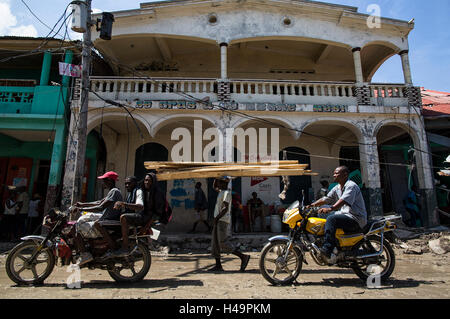 JEREMIE, Haiti. 11. Oktober 2016. Abbildung von der Stabilisierungsmission der Vereinten Nationen in Haiti (MINUSTAH) zur Verfügung gestellt, Anwohner, Motorradfahren, Jeremie, Haiti, 11. Oktober 2016. Eine Woche nach Matthäus Angriff, wurden internationale Hilfsorganisationen, die haitianische Regierung und den Opfern verbinden Hände um Normalität wiederherzustellen und die massiven Schäden in Jeremie zu reparieren. © Logan Abassi/UN/MINUSTAH/Xinhua/Alamy Live-Nachrichten Stockfoto