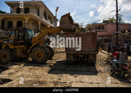 JEREMIE, Haiti. 11. Oktober 2016. Abbildung Rekonstruktion Arbeiter Aufräumen der Trümmer, verursacht durch Hurrikan Matthew in Jeremie, Haiti, 11. Oktober 2016 von der Stabilisierungsmission der Vereinten Nationen in Haiti (MINUSTAH) zur Verfügung gestellt. Eine Woche nach Matthäus Angriff, wurden internationale Hilfsorganisationen, die haitianische Regierung und den Opfern verbinden Hände um Normalität wiederherzustellen und die massiven Schäden in Jeremie zu reparieren. © Logan Abassi/UN/MINUSTAH/Xinhua/Alamy Live-Nachrichten Stockfoto