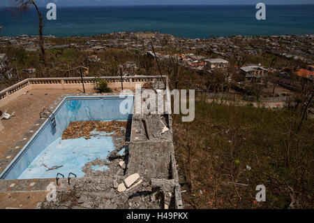 JEREMIE, Haiti. 11. Oktober 2016. Bild zur Verfügung gestellt von der Stabilisierungsmission der Vereinten Nationen in Haiti (MINUSTAH) zeigt einen Blick auf den Trümmern verursacht durch Hurrikan Matthew in Jeremie, Haiti, 11. Oktober 2016. Eine Woche nach Matthäus Angriff, wurden internationale Hilfsorganisationen, die haitianische Regierung und den Opfern verbinden Hände um Normalität wiederherzustellen und die massiven Schäden in Jeremie zu reparieren. © Logan Abassi/UN/MINUSTAH/Xinhua/Alamy Live-Nachrichten Stockfoto