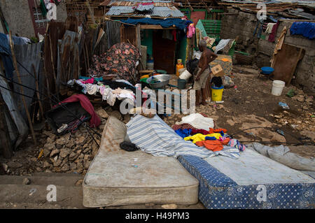 JEREMIE, Haiti. 11. Oktober 2016. Bild zur Verfügung gestellt von der Stabilisierungsmission der Vereinten Nationen in Haiti (MINUSTAH) zeigt eine lokale Wohnsitz Aufräumen der Trümmer, verursacht durch Hurrikan Matthew in Jeremie, Haiti, 11. Oktober 2016. Eine Woche nach Matthäus Angriff, wurden internationale Hilfsorganisationen, die haitianische Regierung und den Opfern verbinden Hände um Normalität wiederherzustellen und die massiven Schäden in Jeremie zu reparieren. © Logan Abassi/UN/MINUSTAH/Xinhua/Alamy Live-Nachrichten Stockfoto