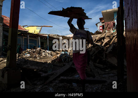 JEREMIE, Haiti. 11. Oktober 2016. Bild zur Verfügung gestellt von der Stabilisierungsmission der Vereinten Nationen in Haiti (MINUSTAH) zeigt eine lokale Frau Bereinigen von den Trümmern, verursacht durch Hurrikan Matthew in Jeremie, Haiti, 11. Oktober 2016. Eine Woche nach Matthäus Angriff, wurden internationale Hilfsorganisationen, die haitianische Regierung und den Opfern verbinden Hände um Normalität wiederherzustellen und die massiven Schäden in Jeremie zu reparieren. © Logan Abassi/UN/MINUSTAH/Xinhua/Alamy Live-Nachrichten Stockfoto