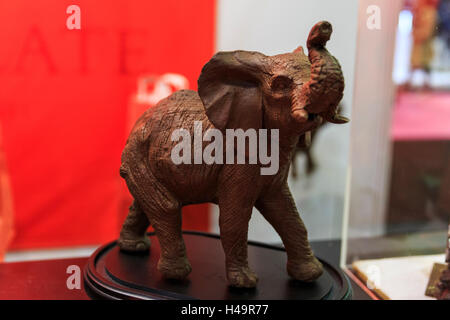 Kensington Olympia, London, 13. Oktober 2016. Schokolade Elefant von R Schokolade.  Die Schokolade-Show, das große Finale der Schokolade Woche öffnet in der Londoner Olympia mit einer VIP-Gala-Abend und Schokolade Modenschau vor begrüßen die Besucher vom 14.-16. Oktober. © Imageplotter News und Sport/Alamy Live News Bildnachweis: Imageplotter News und Sport/Alamy Live News Stockfoto