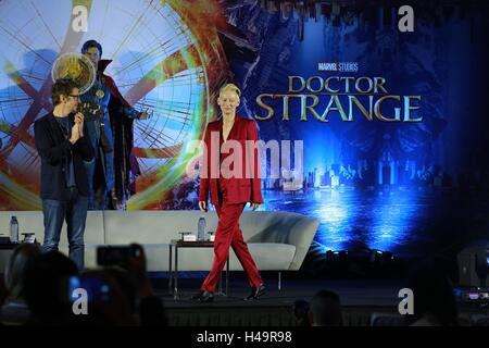 Hongkong, China. 13. Oktober 2016. Am 13. Oktober 2016 Förderung von Benedict Cumberbatch, Tilda Swinton und Scott Derrickson für Doctor Strange im Ritz-Carlton in Hongkong, China. Bildnachweis: TopPhoto/Alamy Live-Nachrichten Stockfoto