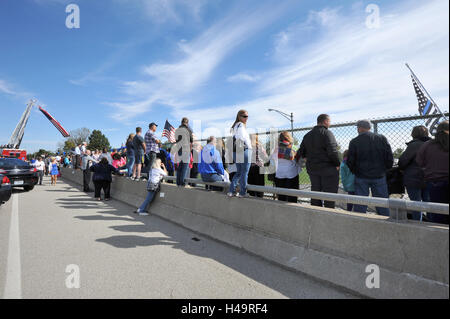 Polizisten, Feuerwehrleute und Zivilisten zu sammeln, auf einen Autobahn-Überführung zu einem gefallenen Polizisten Credit respektieren: Kommunikation Bilder/Alamy Live News Stockfoto