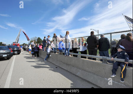 Polizisten, Feuerwehrleute und Zivilisten zu sammeln, auf einen Autobahn-Überführung zu einem gefallenen Polizisten Credit respektieren: Kommunikation Bilder/Alamy Live News Stockfoto