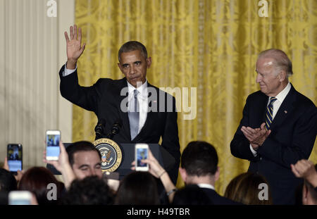 Washington, District Of Columbia, USA. 12. Oktober 2016. US-Präsident Barack Obama (L) Wellen als Vize-Präsident Joe Biden blickt auf im Rahmen eines Empfangs für Hispanic Heritage Month im East Room des weißen Hauses am 12. Oktober 2016 in Washington, DC. Bildnachweis: Olivier Douliery/Pool über CNP © Olivier Douliery/CNP/ZUMA Draht/Alamy Live-Nachrichten Stockfoto