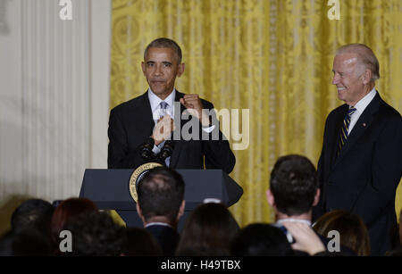 Washington, District Of Columbia, USA. 12. Oktober 2016. Vereinigte Staaten Präsident Barack Obama (L) Witze erklären, was die First Lady Michelle Obama tun würde wenn er vier weitere Jahre als Präsident im Rahmen eines Empfangs für Hispanic Heritage Month im East Room des weißen Hauses am 12. Oktober 2016 in Washington, DC bleiben würde. Bildnachweis: Olivier Douliery/Pool über CNP © Olivier Douliery/CNP/ZUMA Draht/Alamy Live-Nachrichten Stockfoto