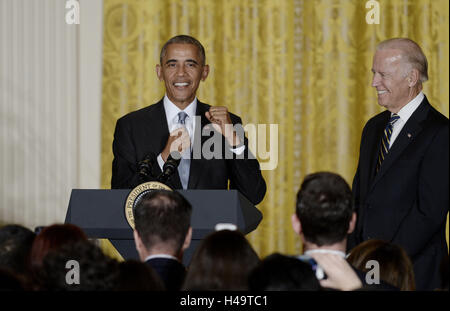 Washington, District Of Columbia, USA. 12. Oktober 2016. Vereinigte Staaten Präsident Barack Obama (L) Witze erklären, was die First Lady Michelle Obama tun würde wenn er vier weitere Jahre als Präsident im Rahmen eines Empfangs für Hispanic Heritage Month im East Room des weißen Hauses am 12. Oktober 2016 in Washington, DC bleiben würde. Bildnachweis: Olivier Douliery/Pool über CNP © Olivier Douliery/CNP/ZUMA Draht/Alamy Live-Nachrichten Stockfoto