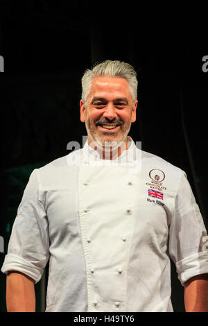 Kensington Olympia, London, 13. Oktober 2016. Mark Tilling, UK Chocolate Master, die Backen aus Crème De La Crème, auf der Messe gewonnen. Die Schokolade-Show, das große Finale der Schokolade Woche öffnet in der Londoner Olympia mit einer VIP-Gala-Abend und Schokolade Modenschau vor begrüßen die Besucher vom 14.-16. Oktober. Bildnachweis: Imageplotter und Sport/Alamy Live Nachrichten Stockfoto