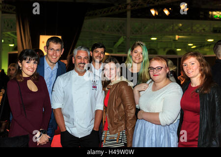 Kensington Olympia, London, 13. Oktober 2016. Mark Tilling, die UK Chocolate Master, die Backen aus Crème De La Crème, mit Studierenden und Mitarbeitern an der Southbank University National Bäckerei School gewonnen. Die Schokolade-Show, das große Finale der Schokolade Woche öffnet in der Londoner Olympia mit einer VIP-Gala-Abend und Schokolade Modenschau vor begrüßen die Besucher vom 14.-16. Oktober. Bildnachweis: Imageplotter und Sport/Alamy Live Nachrichten Stockfoto