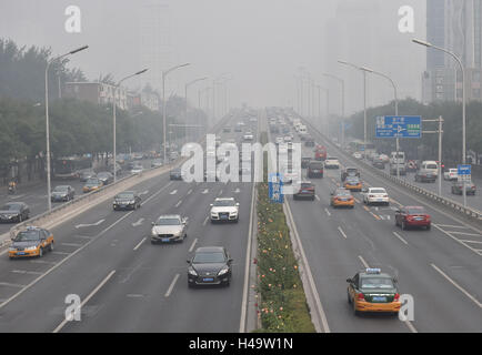 Peking, China. 14. Oktober 2016. Fahrzeuge laufen auf einem Smog gehüllten Straße in Peking, Hauptstadt von China, 14. Oktober 2016. Bildnachweis: Luo Xiaoguang/Xinhua/Alamy Live-Nachrichten Stockfoto