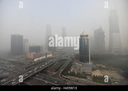 Peking, China. 14. Oktober 2016. Gebäude sind eingehüllt in Smog in Peking, Hauptstadt von China, 14. Oktober 2016. Bildnachweis: Luo Xiaoguang/Xinhua/Alamy Live-Nachrichten Stockfoto