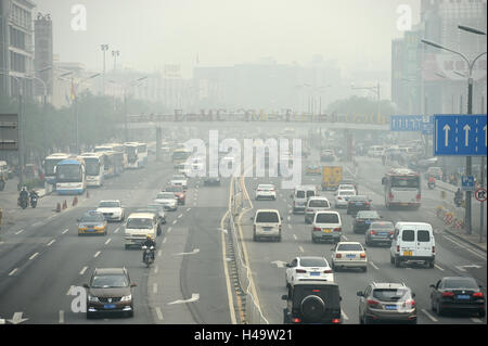 Peking, China. 14. Oktober 2016. Fahrzeuge laufen auf einem Smog gehüllten Straße in Peking, Hauptstadt von China, 14. Oktober 2016. Bildnachweis: Ju Huanzong/Xinhua/Alamy Live-Nachrichten Stockfoto