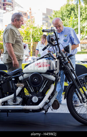 Klassische Harley Davidson in der technischen Überprüfung im Hotel Mencey in Santa Cruz De Tenerife für den Start der Queens Kavalkade Veranstaltung, während die 91 Motorräder 4 Tage Abschluss verschiedene Routen überall auf den Kanarischen Inseln verbringen werden. Stockfoto