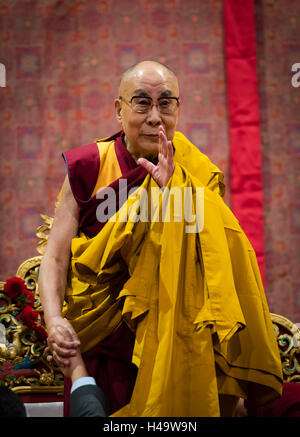 Zürich, Schweiz. 14. Oktober 2016. Seine Heiligkeit der 14. Dalai Lama segnet seine Anhänger während einer buddhistischen Zeremonie vor mehreren tausend Mitgliedern der Schweizer tibetischen Gemeinschaft im Zürcher Hallenstadion. Bildnachweis: Erik Tham/Alamy Live-Nachrichten Stockfoto