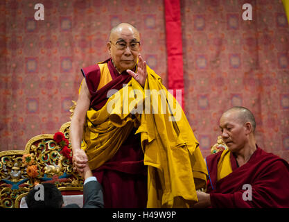 Zürich, Schweiz. 14. Oktober 2016. Seine Heiligkeit der 14. Dalai Lama segnet seine Anhänger während einer buddhistischen Zeremonie vor mehreren tausend Mitgliedern der Schweizer tibetischen Gemeinschaft im Zürcher Hallenstadion. Bildnachweis: Erik Tham/Alamy Live-Nachrichten Stockfoto