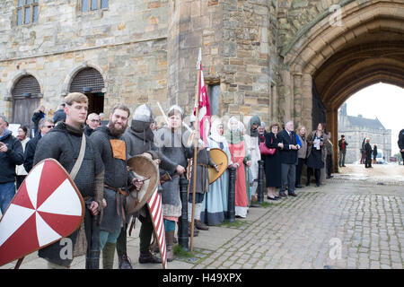 Schlacht, England. 14. Oktober 2016, schließt der Marsch in 1066 in Schlacht, am 25. September, eine Bande von 1066 Krieger linken York nach Süden wandern Sie mit Pferd und zu Fuß. Am 14. Oktober kommen sie am Ort der Schlacht von Hastings, 950 Jahre nach dem Tag, dass König Harold William, Herzog der Normandie Invasion Kraft erfüllt. Bildnachweis: Jason Richardson / Alamy Live News Stockfoto