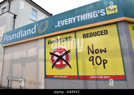 Wood Green, London, UK. 14. Oktober 2016. Poundland hat die Preise bei 90p Credit: Matthew Chattle/Alamy Live News Stockfoto