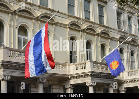 South Kensington, London, UK. 14. Oktober 2016. Flaggen auf Halbmast nach dem Tod von Bhumibol Adulyadej König von Thailand Stockfoto