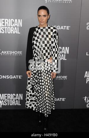Los Angeles, CA, USA. 13. Oktober 2016. Jennifer Connelly im Ankunftsbereich für AMERICAN PASTORAL Premiere, Samuel Goldwyn Theatre, Los Angeles, CA 13. Oktober 2016. Bildnachweis: Dee Cercone/Everett Collection/Alamy Live-Nachrichten Stockfoto
