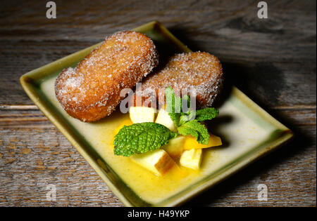 Eine neue Kreation der Berlin-Mahlzeit "Arme Ritter" hergestellt aus Brötchen mit Kokosnuss-Milch, Zimt und Zucker mit Apfel-Mango-Salat und Zitronengras-Limetten Dressing liegt auf einer Platte an der vietnamesischen Restaurant Anjoy in Rykestraße im Stadtteil Prenzlauer Berg in Berlin, Deutschland, 13. Oktober 2016. Es bietet Klassiker aus der Berliner Küche in ihre vietnamesische Version als Kombination von zwei Esskulturen in einer Aktionswoche unter dem Motto "Berlin Frikadellen auf eine Reise durch Vietnam".  Das Menü Internet Köche Henriette Wulff aka Henriette Bulette und Quynh Anh Lai, Besitzer der Anjoy entstand. Stockfoto