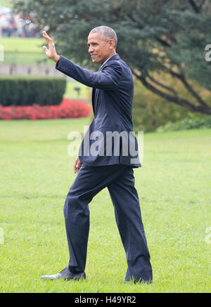 US-Präsident Barack Obama Wellen für Gäste, als er aus dem Oval Office geht, als er zu dem South Lawn des weißen Hauses in Washington, DC am Donnerstag, 13. Oktober 2016 auf dem Weg zu gemeinsamen Basis Andrews in Maryland für eine Reise nach Pennsylvania und Ohio abreisen bereitet. Bildnachweis: Ron Sachs/CNP /MediaPunch Stockfoto